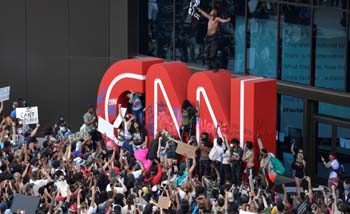 Para pengunjuk rasa menyerbu markas CNN di Atlanta hari Jumat kemarin, dan mengecat logo CNN. [Foto:Aljazeera/AP)