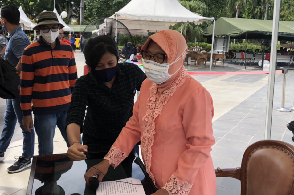 Walikota Surabaya, Tri Rismaharini seusai menyapa warga Surabaya melalui media sosial. (Foto: Andhi Dwi/Ngopibareng.id)