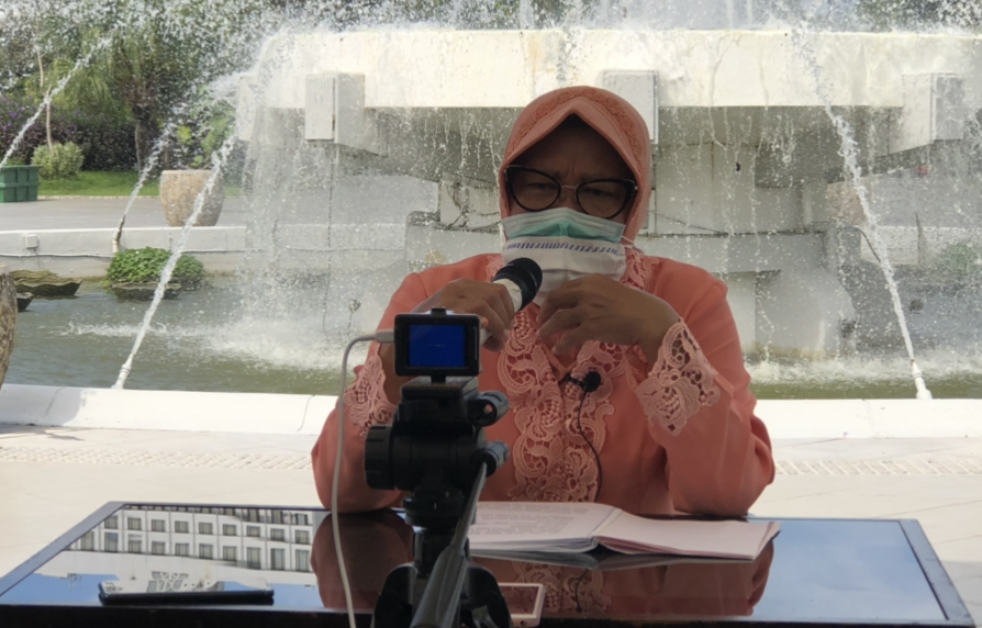 Walikota Surabaya, Tri Rismaharini saat menyapa warga secara live di Instagram milik Pemkot Surabaya. (Foto: Andhi Dwi/Ngopibareng.id)