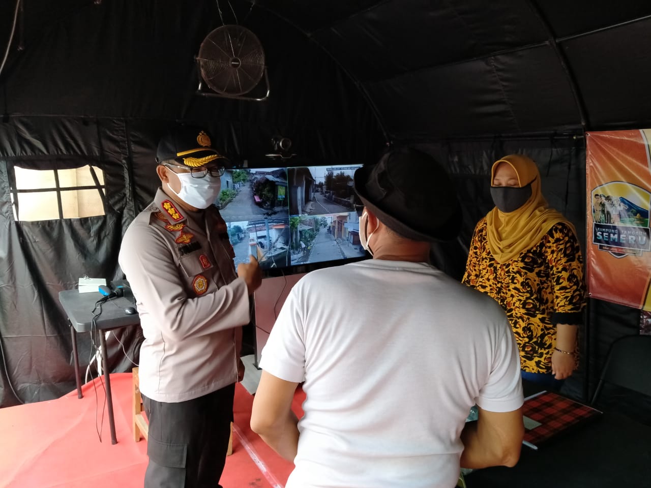Kapolresta Sidoarjo, Kombes Pol Sumardji ketika berdiskusi dengan Satgas Kampung Tangguh di Desa Waru, Minggu 31 Mei 2020. (Foto: Fariz Yarbo/Ngopibareng.id)