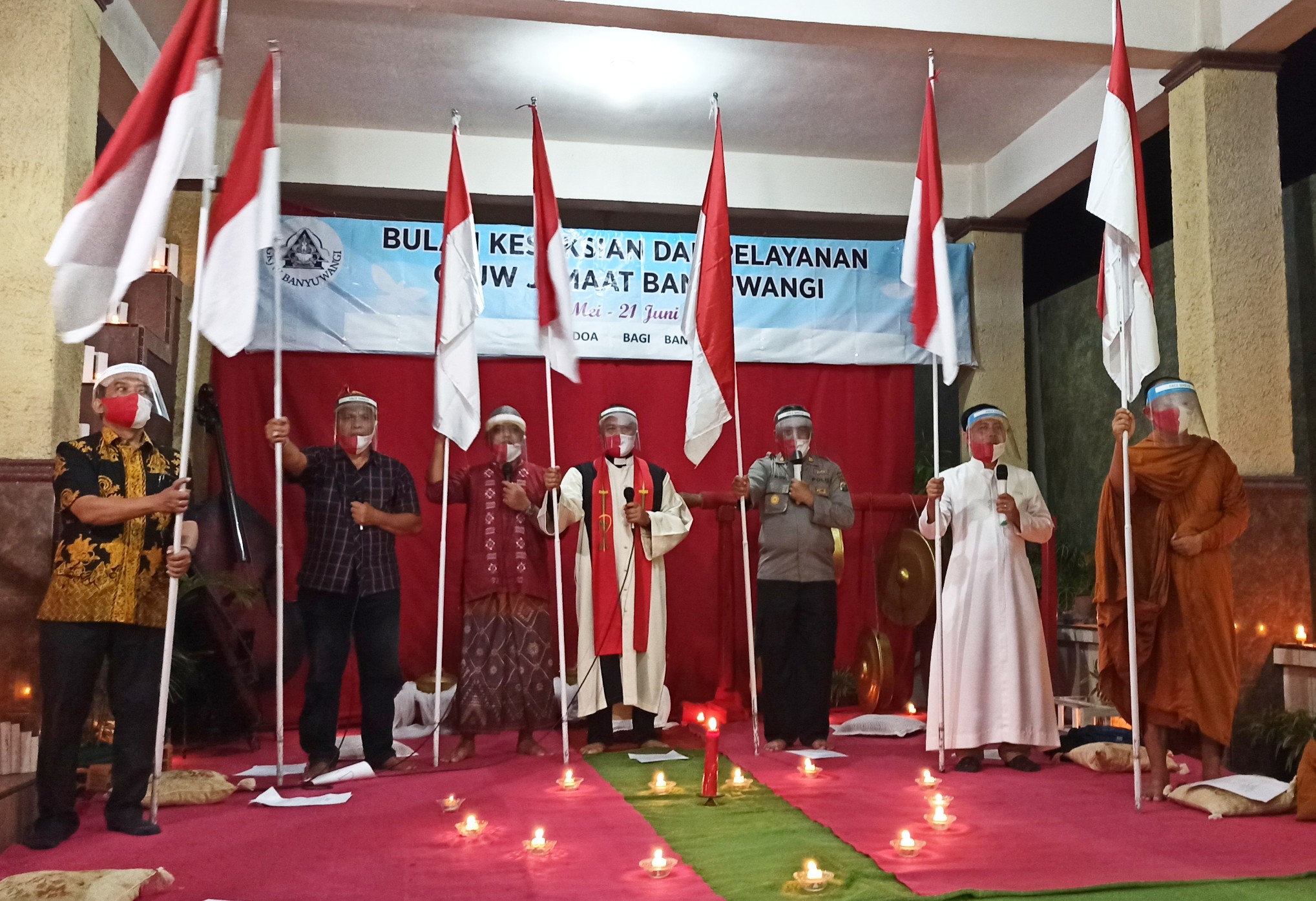 Tokoh lintas agama memegang Bendera Merah Putih sambil menyanyikan lagu Satu Nusa Satu Bangsa. (Foto: Muh. Hujaini/Ngopibareng.id)
