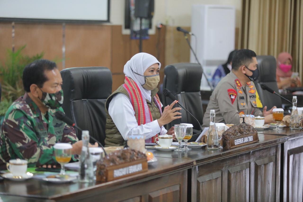 Gubernur Jatim, Khofifah Indar Parawansa saat memimpin rapat koordinasi di Bakorwil Malang, Minggu 31 Mei 2020. (Istimewa)