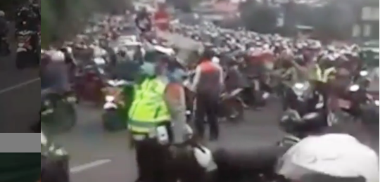 Polisi bubarkan pengendara motor arah puncak (Foto: Dok @fakta.indo)