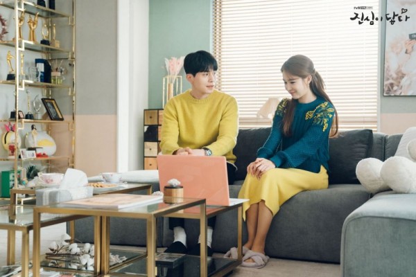 Salah satu adegan drama Korea (drakor) Touch Your Heart, Jung Rok main ke rumah Yoon Seo. (Foto: tvN)