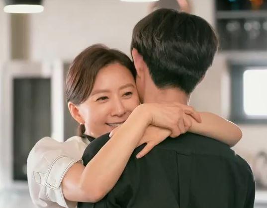 Adegan terakhir serial drama Korea Selatan (drakor) The World of the Married, Ji Sun-woo bertemu putranya, Joon Young, kembali setelah satu tahun menghilang. (Foto: JTBC)