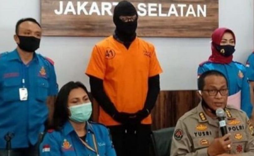 Aktor Dwi Sasono saat dihadirkan dalam konferesi pers di Polres Jakarta Selatan, Senin 1 Juni 2020. (Foto: Dok. Polres Jakarta Selatan)