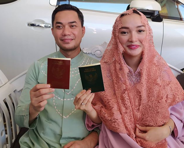 Pasangan Zaskia Goti dan Sirajuddin Mahmud memperlihatkan buku nikah yang dikeluarkan Kantor Urusan Agama (KUA) Karang Bahagia, Cikarang, Kabupaten Bekasi, Jawa Barat, Senin 1 Juni 2020. (Foto: Instagram Zaskia Gotik)