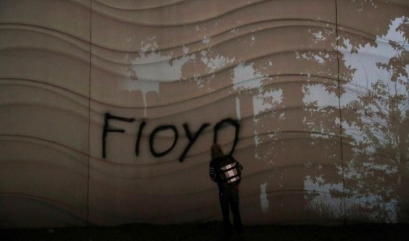 Pengunjuk rasa menyemprotkan tulisan Floyd. (Foto: Antara/Reuters)