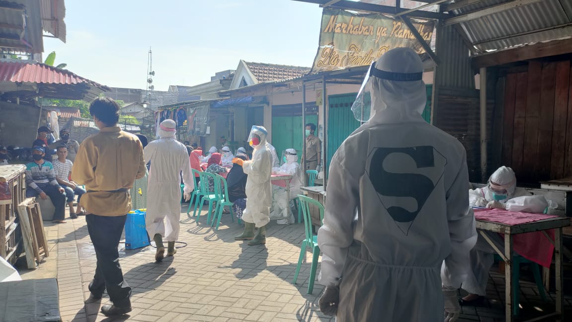 Petugas berpakaian APD lengkap tengah melakukan rapid test massal di Pasar UKA, Sememi, Benowo, Surabaya, Selasa 2 Juni 2020. (Foto: Andhi Dwi/Ngopibareng.id)