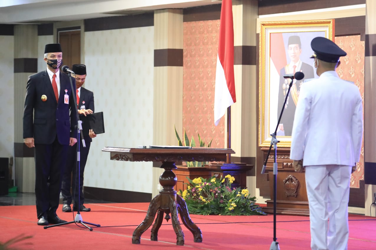Gubernur Jawa Tengah Ganjar Pranowo saat melantik Bupati Jepara. (Foto: Ist/Ngopibareng.id)