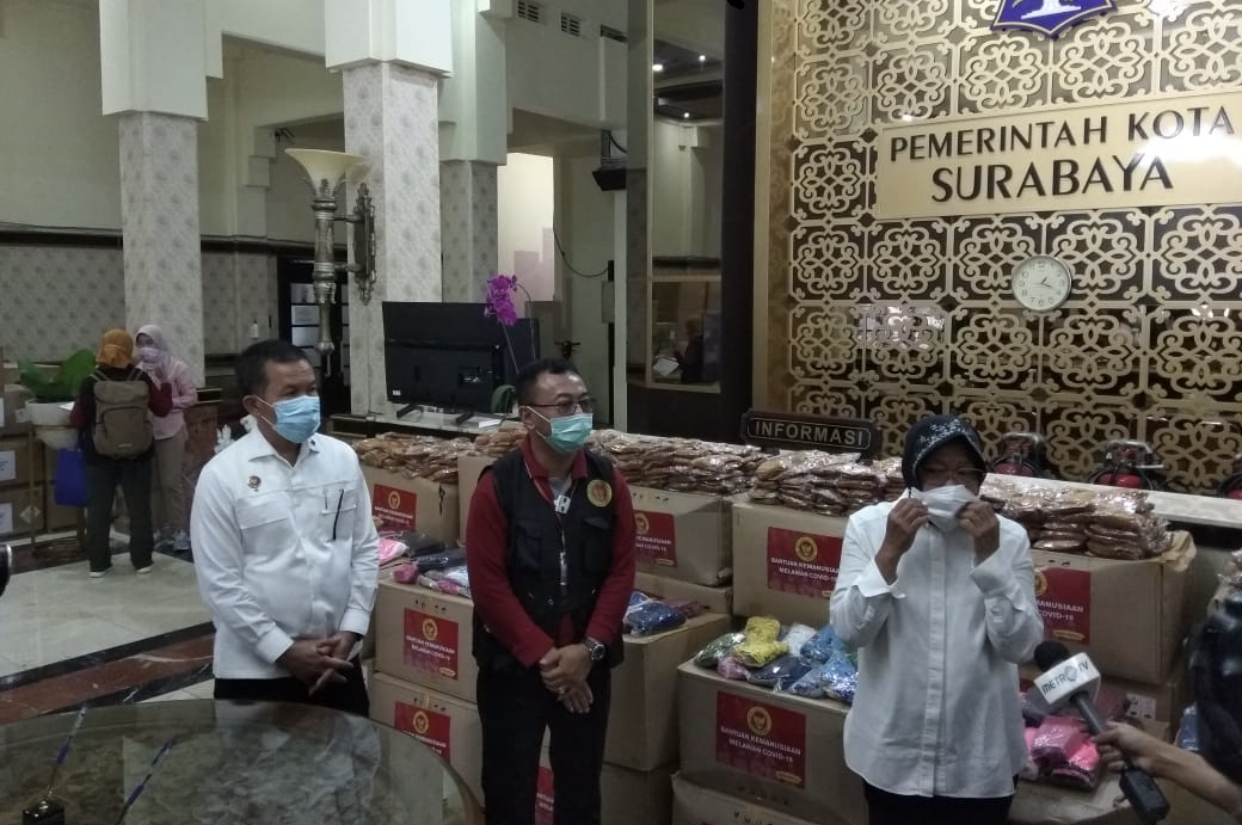 Walikota Surabaya, Tri Rismaharini menerima bantuan dari BIN, di Balai Kota Surabaya (Andik/Ngopibareng.id)