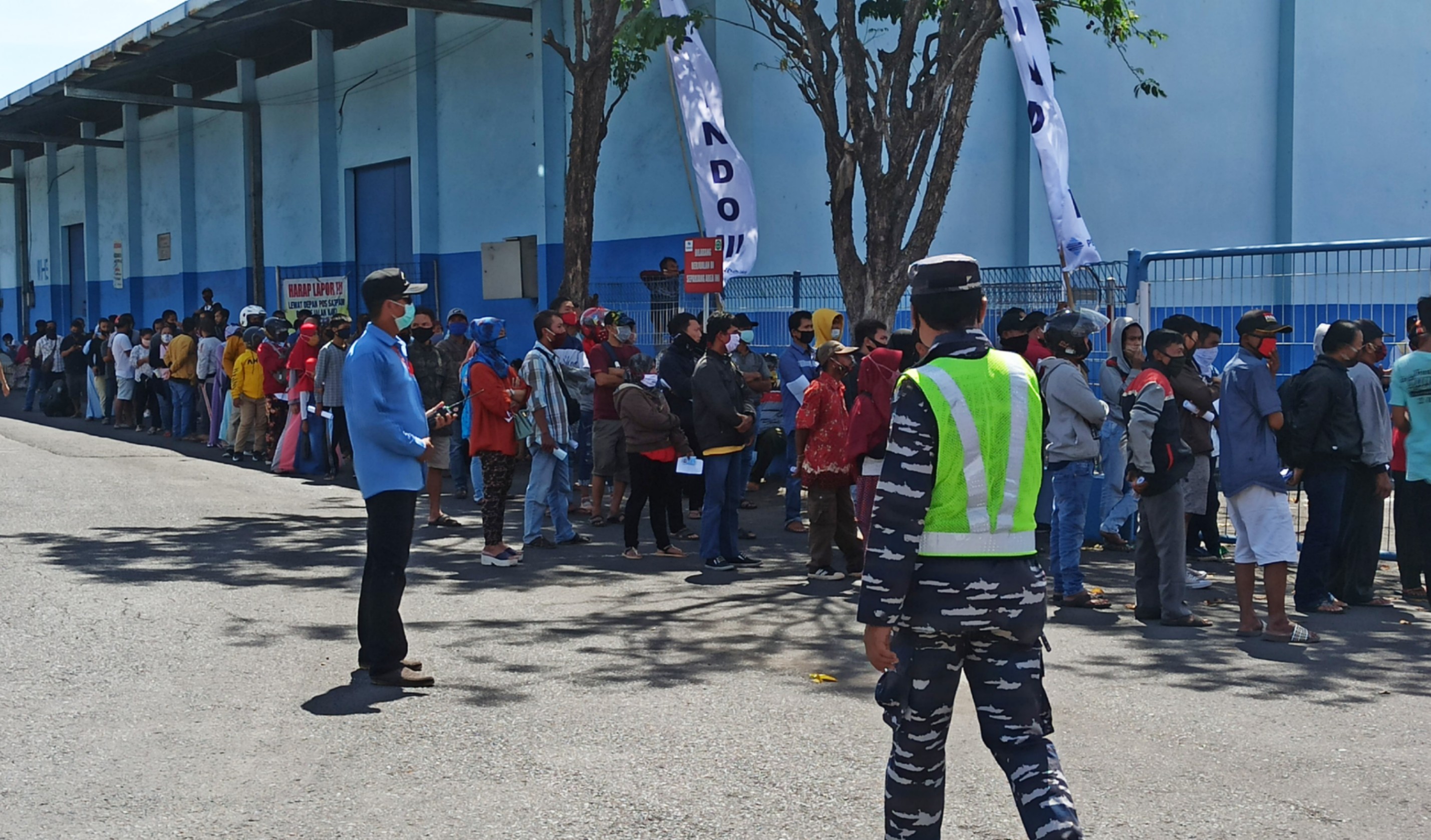 Antrian warga dan calon penumpang kapal yang akan mengikuti rapid test gratis di Pelabuhan Tanjungwangi Banyuwangi (foto: Hujaini/ngopibareng.id)