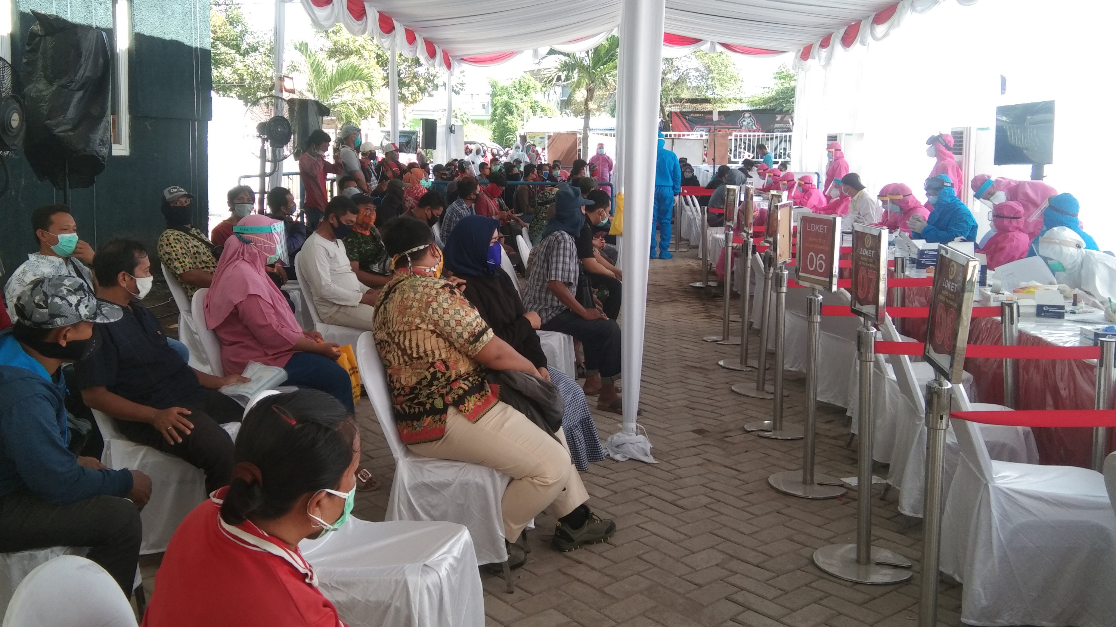 Rapid test massal digelar Badan Intelijen Negara (BIN) di halaman Kantor Kecamatan Gunung Anyar Surabaya. (Foto: Ni'am Kurniawan/Ngopibareng.id)