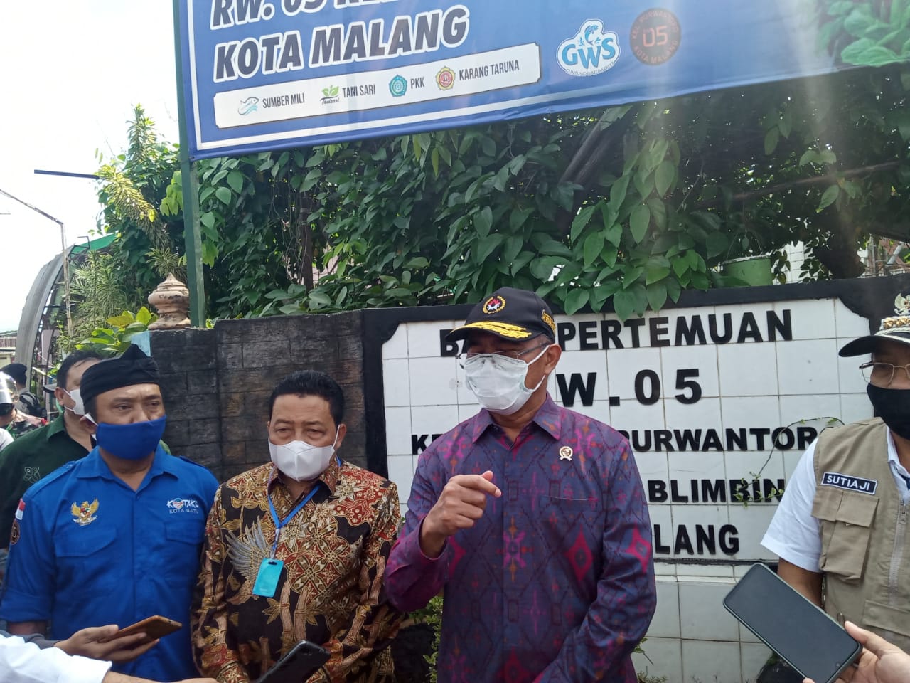 Menko PMK RI, Muhadjir Effendy ketika mengunjungi Kampung Tangguh Kelurahan Purwantoro, Kota Malang (Foto: Lalu Theo/ngopibareng.id) 