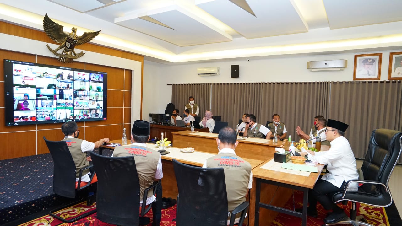 Bupati Banyuwangi Abdullah Azwar Anas mengikuti Webinar dengan Kementerian Dalam Negeri dan Kemenpan RB (foto: Istimewa)