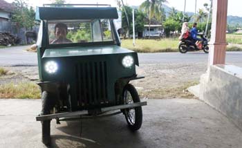 Sasmito mengendarai 'Jeep Willys' buatannya,  di halaman  rumahnya di Desa Wonoasri, Tempurejo, Jember, Jawa Timur, Rabu siang. Foto:Antara/Seno)