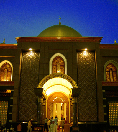 Masjid Kubah Emas yang menarik perhatian masyarakat umum. (Foto: Istimewa)