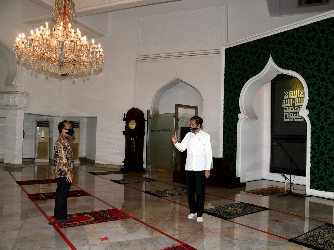 Presiden Joko Widodo  didampingi Mensesneg M Pratikno meninjau Masjid Baiturrohim kompleks Istana Negara Jakarta. ( foto: Setpres )