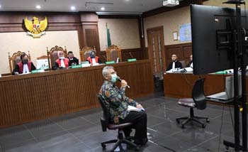 Ketua Komisi Pemilihan Umum (KPU) Arief Budiman  mengikuti sidang sebagai saksi dalam perkara suap KPU di Pengadilan Tipikor, Jakarta, Kamis.  (Foto:Antara).