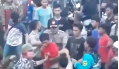 Pemuda mencuri singkong sekarung di Sumedang, Jawa Barat, diarak warga sekampung. (Foto: Dok @fakta.indo)