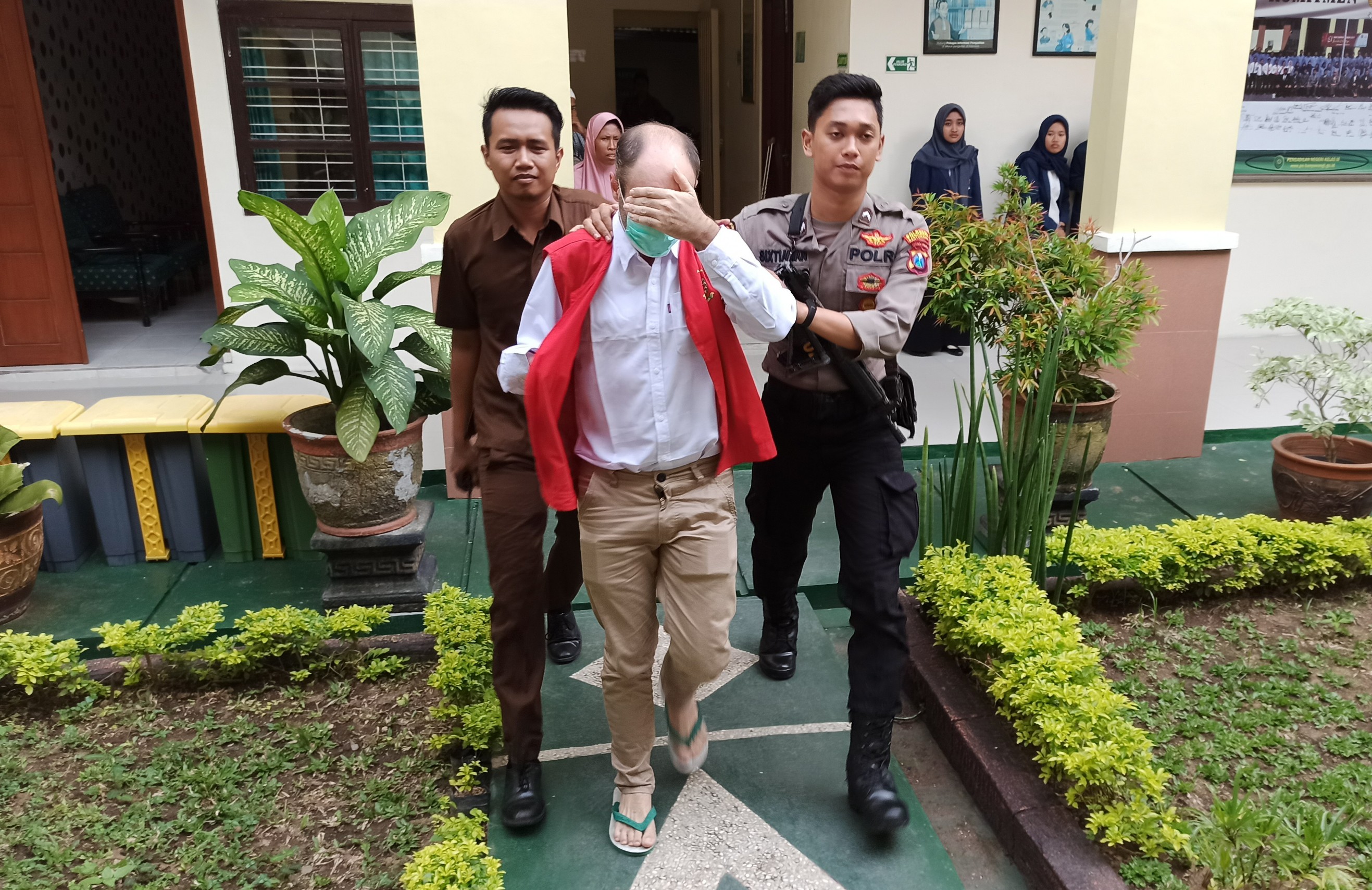 Terdakwa DL usai menjalani persidangan di Pengadilan Negeri Banyuwangi pada 11 Februari 2020 lalu. (Foto: Muh. Hujaini/Ngopibareng.id)