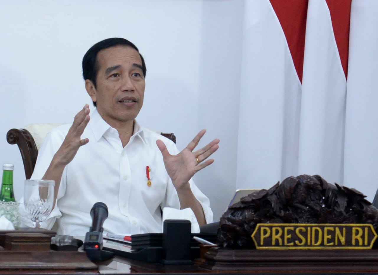Presiden Joko Widodo (Jokowi) memimpin rapat terbatas (Ratas) membahas percepatan penanganan Covid-19 secara virtual dari Istana Merdeka, Jakarta. (Foto:Setpres)
