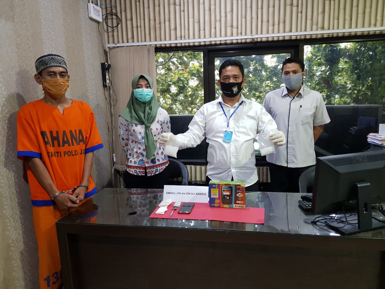 Direktur Ditresnarkoba Polda Jatim, Kombes Pol Cornelis Maharagung Simanjuntak (dua dari kanan) menunjukkan barang bukti narkoba dan tersangka di Mapolda Jatim, Surabaya. (Foto: Istimewa)