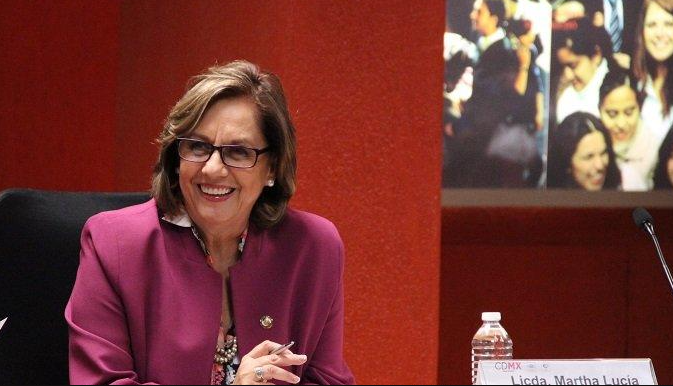 Martha Lucia Micher, seorang senator perempuan asal Meksiko, terlihat telanjang dada saat meeting zoom resmi pemerintah pada 29 Mei 2020. Dia mengira video tidak disiarkan secara langsung. Tangkapan layar itu bocor secara online. (Foto: www.lindaikejisblog.com/)