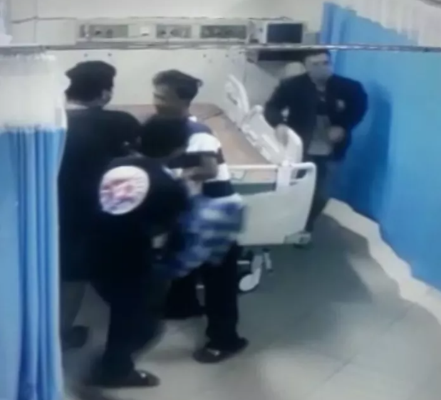 Anggota keluarga sebanyak 7 orang nekat membawa kabur jenazah pasien dalam pengawasan (PDP) di ruang ICU RS Dadi Makassar. (Foto: Screenshoot CCTV RS Dadi Makassar)