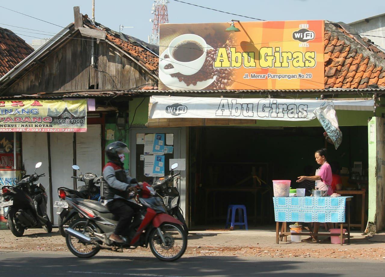 Kedai Kopi Abu Giras di Jalan Menur Pumpungan yang dirazia aparat karena melanggar aturan PSBB Surabaya. (Asmanu Suharso/Ngopibareng.id)