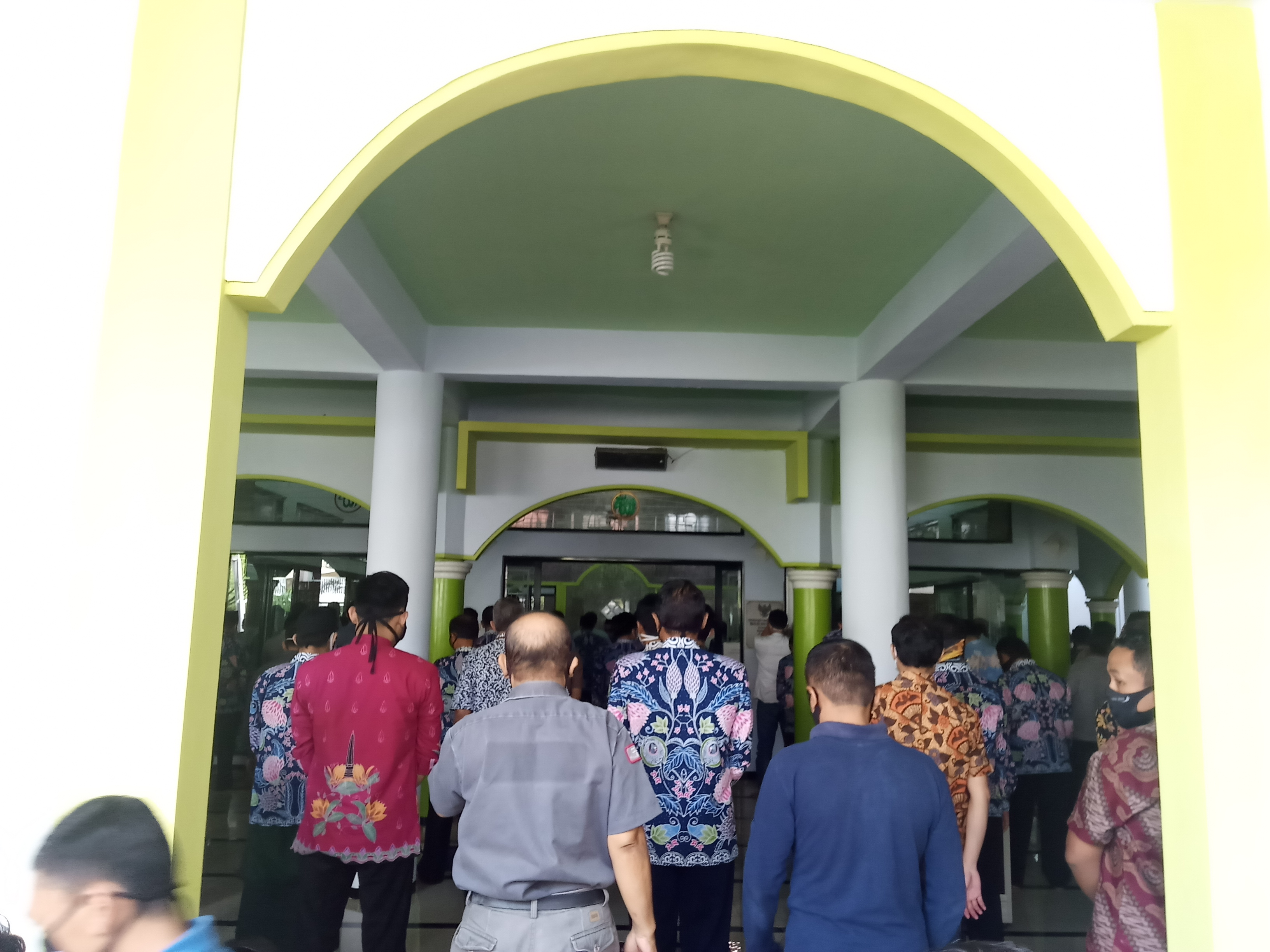Pelaksanaan salat Jumat di Masjid Baiturrahim, Balai Kota Malang (Foto: Lalu Theo/ngopibareng.id)
