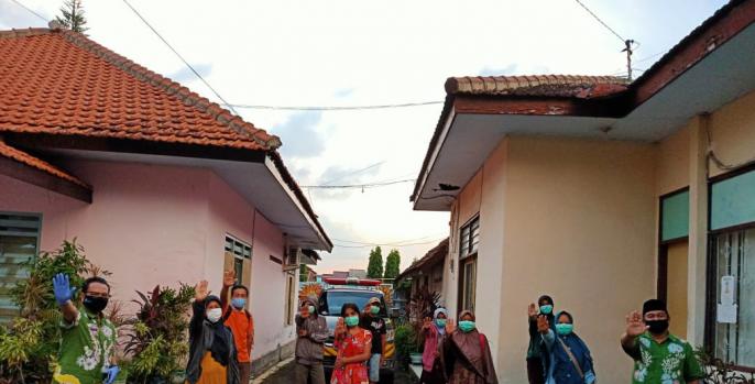 Pasien covid-19 asal Pasuruan yang sembuh diizinkan pulang. (Foto: Dok Humas)