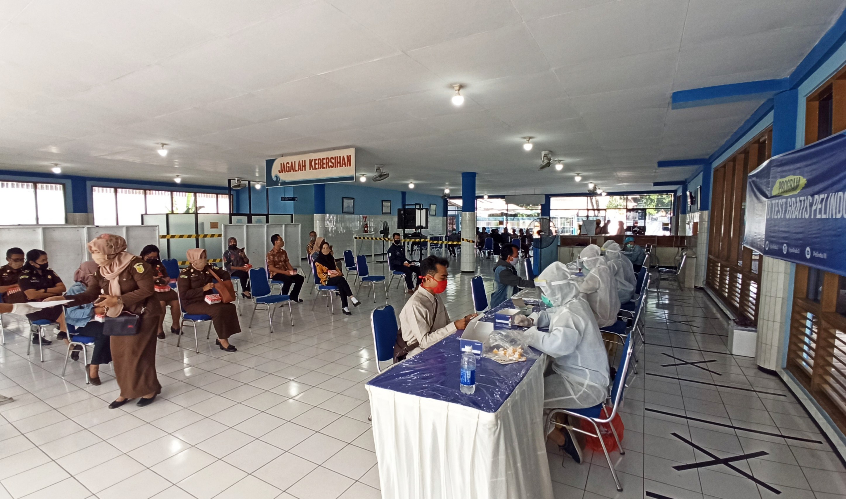 Proses rapid test massal di Terminal Penumpang Pelabuhan Tanjungwangi Banyuwangi  Rabu, 3 Juni 2020 (Foto: Hujaini/ngopibareng.id)