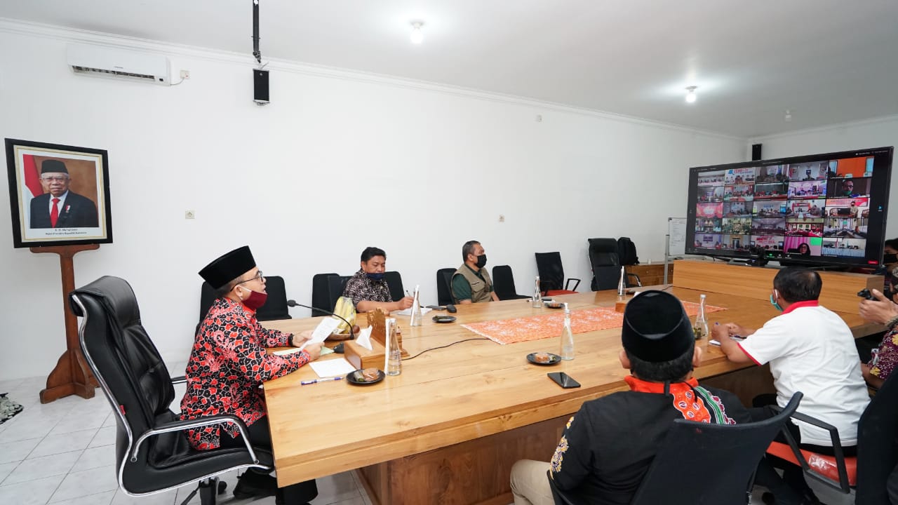 Bupati Banyuwangi Abdullah Azwar Anas mengikuti rapat koordinasi pilkada serentak secara virtual. (Foto: Istimewa)