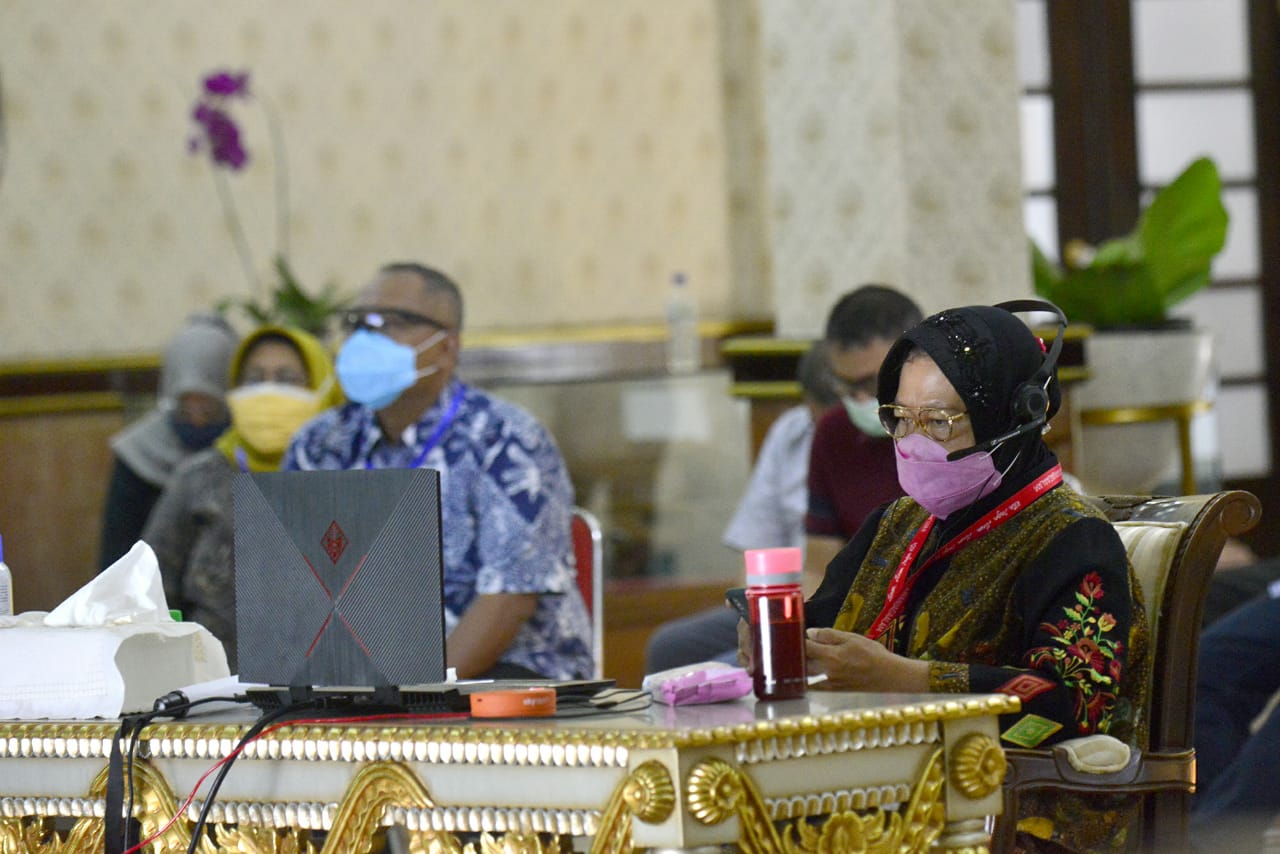 Walikota Surabaya Tri Rismaharini saat melakukan rapat koordinasi dengan pemerintah pusat. (Foto: Dok. Humas Pemkot)