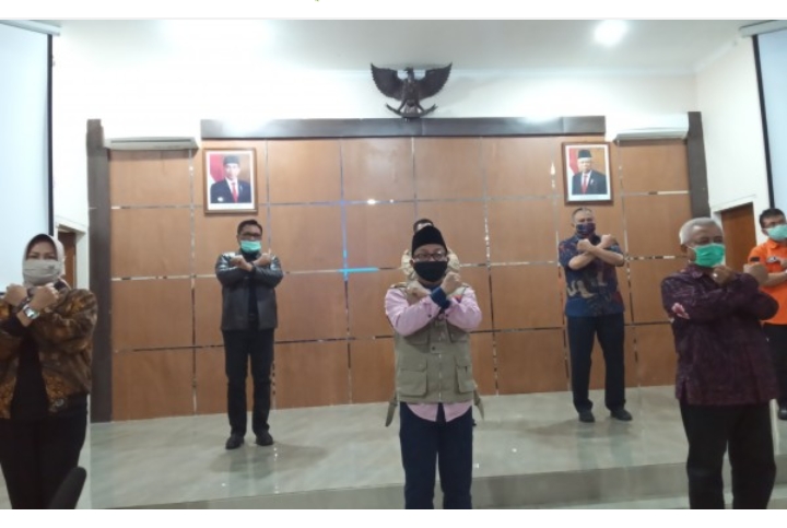 Tiga kepala daerah di Malang Raya saat berada di Kantor Bakorwil Jatim III Malang (Foto: Lalu Theo/Ngopibareng.id)
