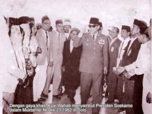 Soekarno ketika disambut beberapa ulama saat Muktamar NU ke-23 tahun 1962 di Solo. (Foto; Istimewa)