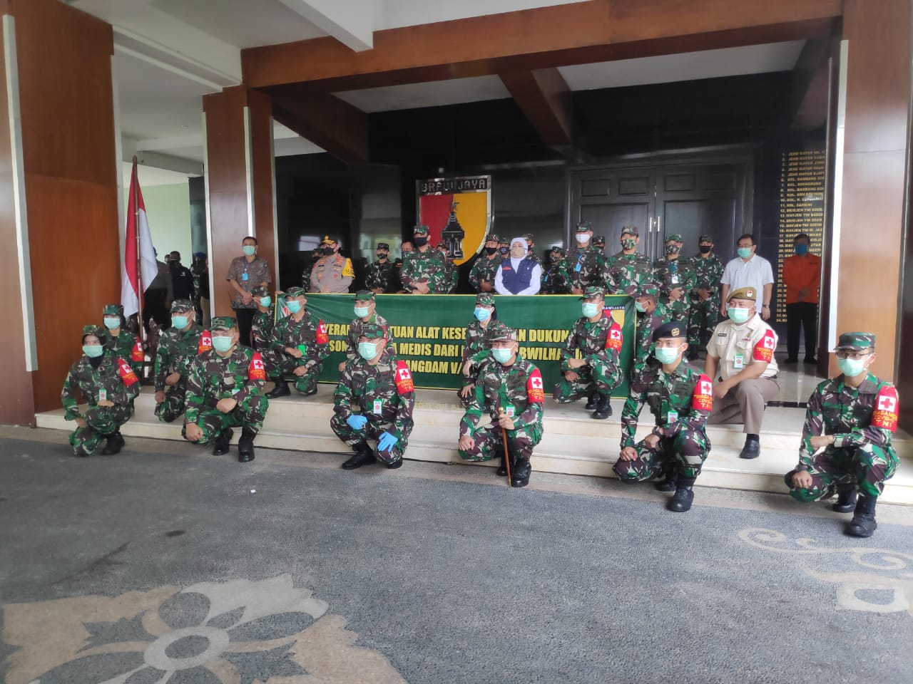 Pangkogabwilhan 2, Marsekal Muda TNI Imran Baidirus, mengantar 30 petugas medis bantuan Panglima TNI kepada Jawa Timur di Makodam V Brawijaya, Surabaya, Sabtu 6 Juni 2020. 