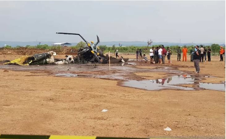Bangkai helikopter yang jatuh di Kawasan Industri Kendal, Sabtu 6 Juni 2020. (Foto: Antara/I.C.Senjaya)
