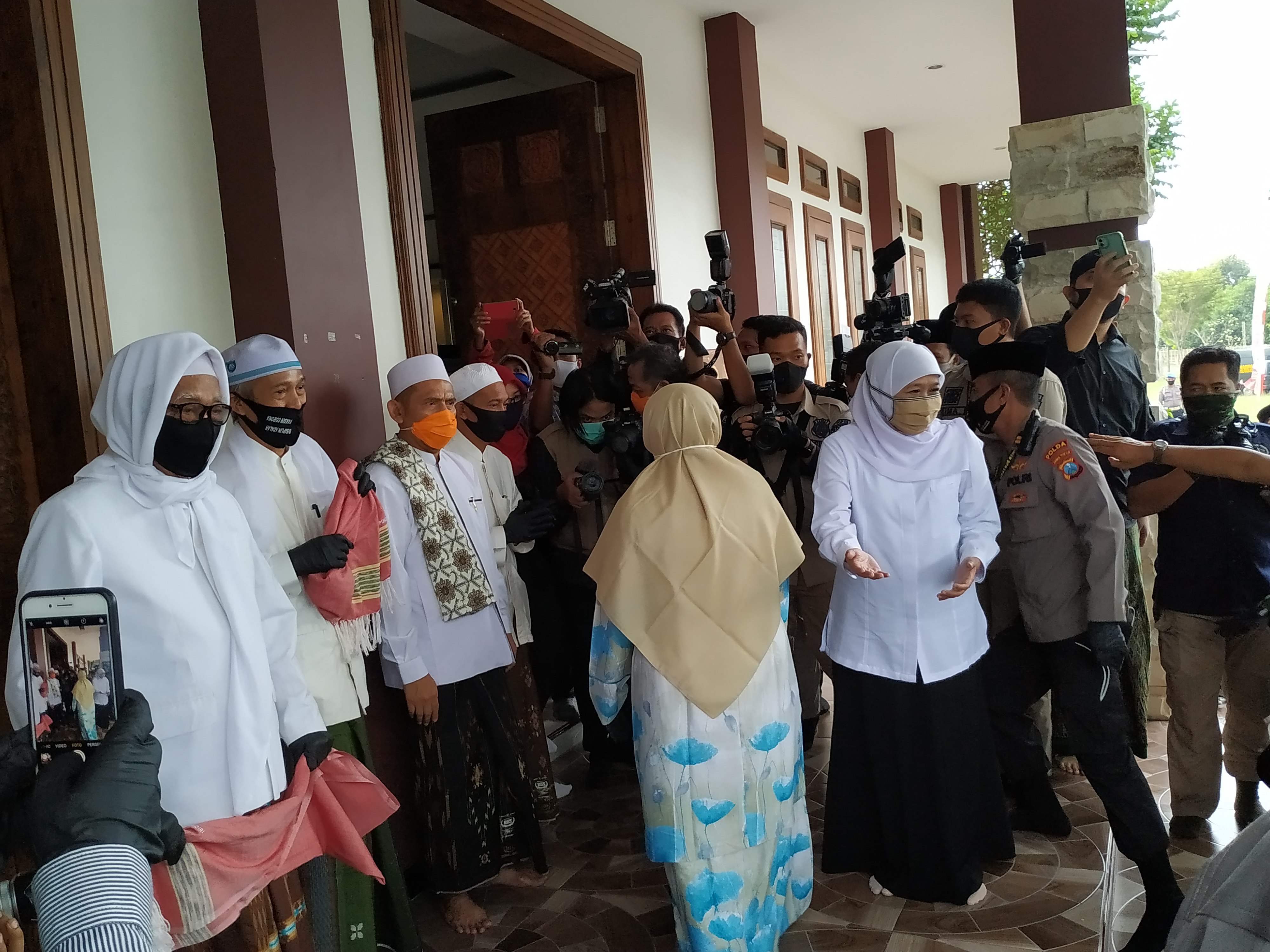 Gubernur Jawa Timur Khofifah Indar Parawansa mengunjungi Pondok Pesantren Lirboyo, Kediri. (Foto: Fendhy Plesmana/Ngopibareng.id)