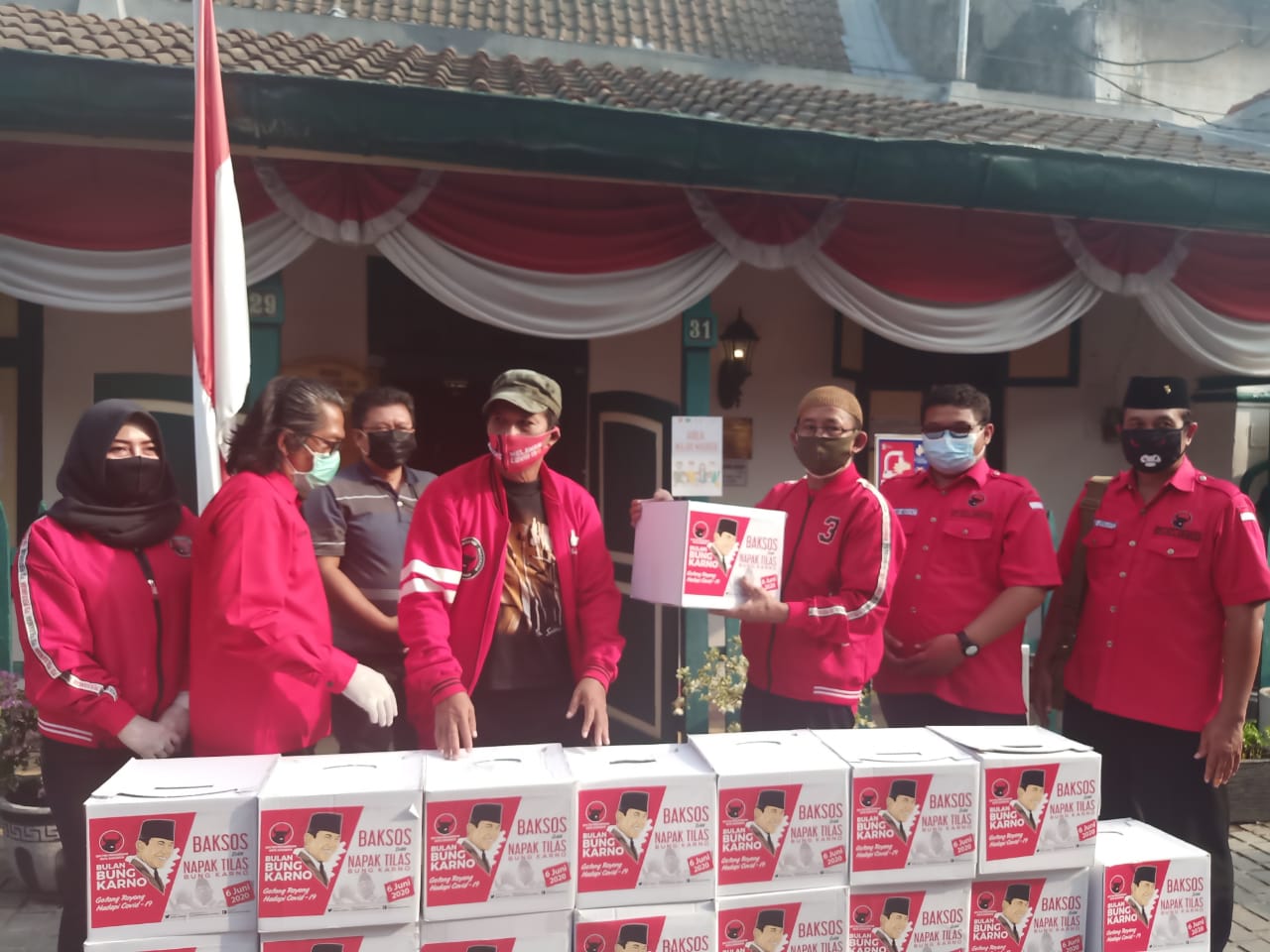 Pengurus DPC PDIP Surabaya saat melakukan bakti sosial. (Foto: Ni'am Kurniawan/Ngopibareng.id)