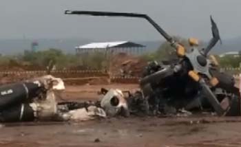 Puing-puing helikopter milik TNI-AD yang jatuh di Kendal, Jawa Tengah, Sabtu sore. (Foto:Antara)