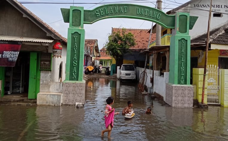 Permukiman di Desa Kalibuntu, Kecamatan Kraksaan, Kabupaten Probolinggo terendam banjir rob. (Foto: Ikhsan Mahmudi/Ngopibareng.id)