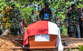 Upacara militer diadakan sebelum jenazah Lettu Wisnu Tia Aruni, siang tadi dimakamkan di TPU Krembangarum, Semarang, Minggu siang. (Foto:Antara)