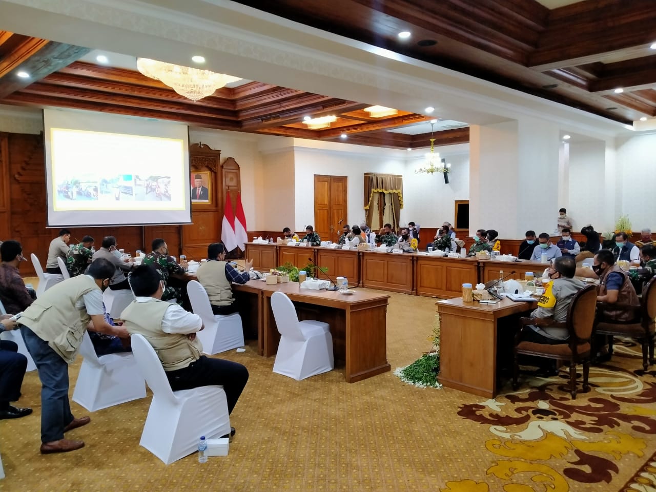Situasi rapat koordinasi penerapan PSBB Surabaya Raya di Gedung Negara Grahadi, Surabaya, Senin 8 Juni 2020 dini hari. (Foto: Fariz Yarbo/Ngopibareng.id)