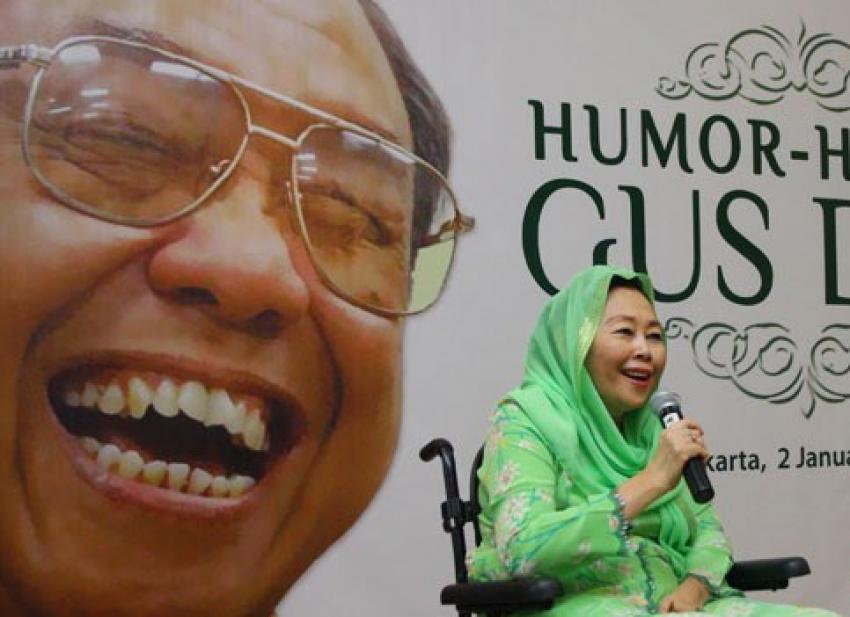 Ny Sinta Nuriyah, dengan latar belakang Gus Dur ketawa. (Foto: Dok/Ngopibareng.id)