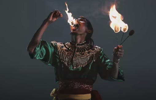 Klip lagu Lathi yang menggambarkan seseorang makan bara api. (Foto: YouTube/Weird Genius)