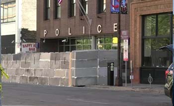 Kantor Polisi Kota Minneapolis, Minnesota, Amerika Serikat, yang diusulkan untuk ditutup. Kini kantor polisi ini dikosongkan dan diberi barikade beton. (Foto:Reuters)