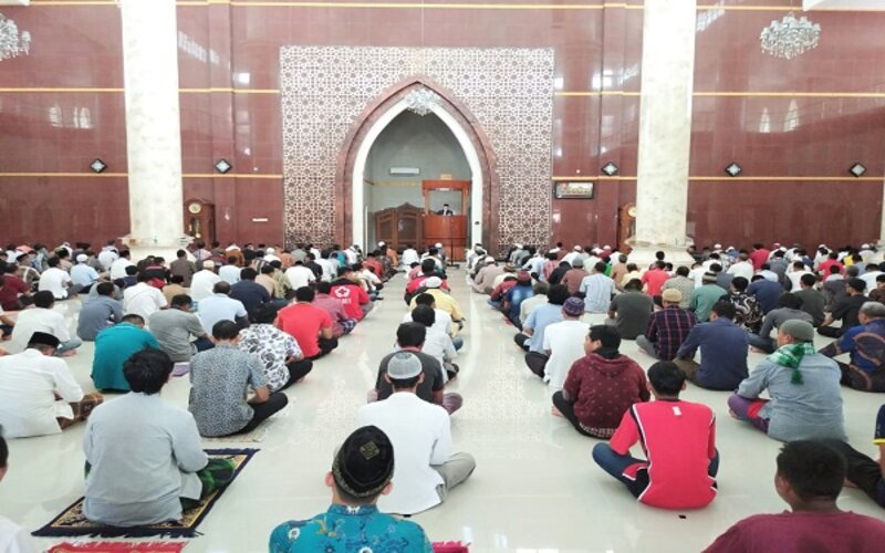 Umat Islam ketika shalat berjamaah di masjid di masa Pandemi Covid-19. (Foto: Istimewa)