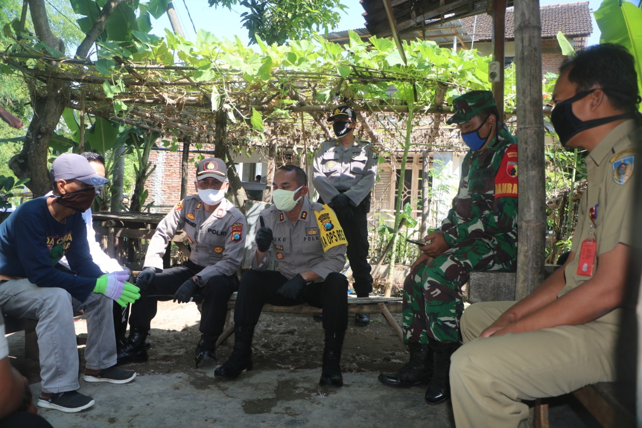 Kapolres Kediri mengajak dialog masyarakat  terkait aksi penolakan rapid test massal di desa Kedak, Kecamatan Semen, Kediri, Senin, 8 Juni 2020. (Foto: Fendhy/Ngopibareng.id)